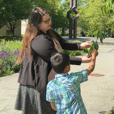 Dr. Lindsey Daniels looks at the geometry of leaves with seven-year-old Theodore Factora.