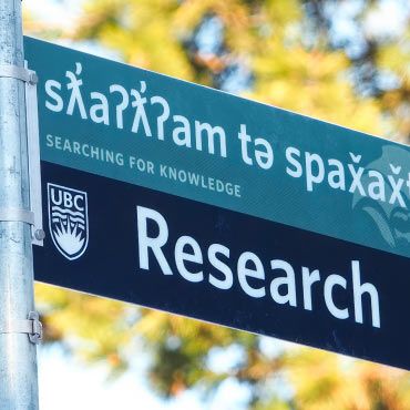 A nsyilxcn street sign on UBC Okanagan’s campus.